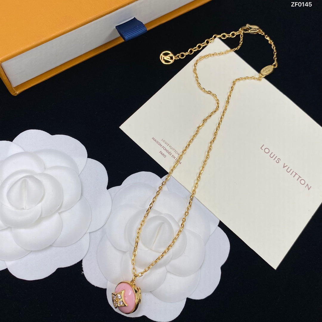Four Leaf Clover Diamond Pendant Necklace