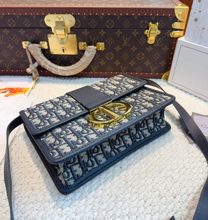 Medium Montaigne bag