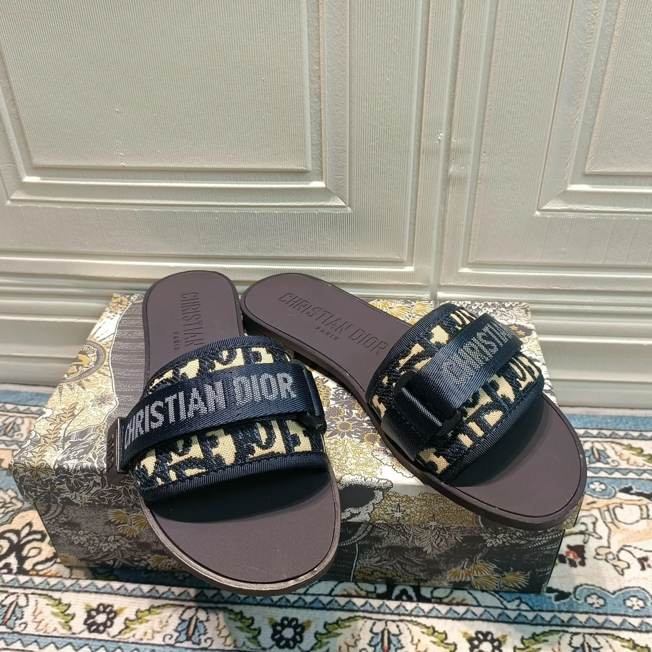 Velcro Embossed Flat Slippers